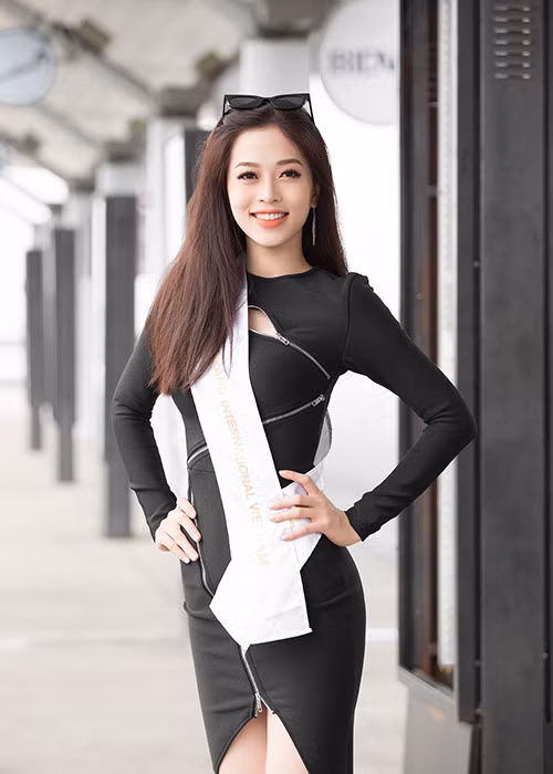 Diện chiếc váy đen ôm sát người, Phương Nga khéo khoe vóc dáng quyến rũ.