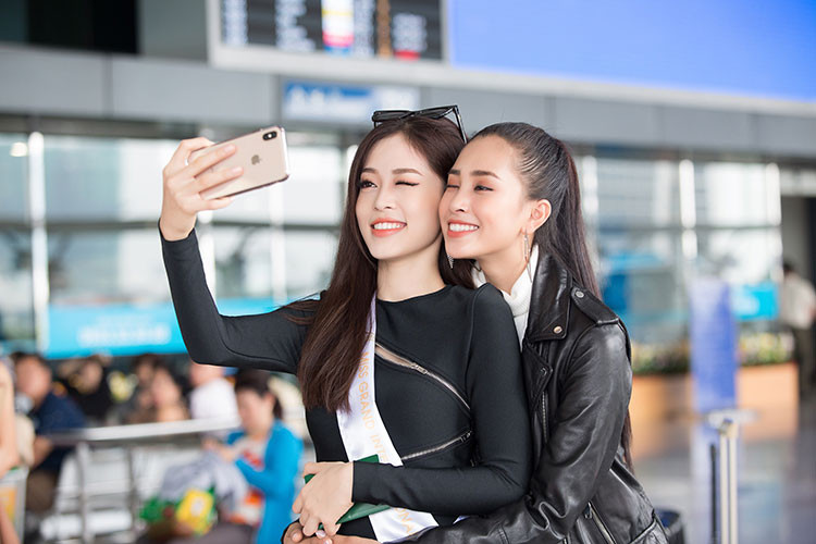 Hai người đẹp thân thiết chụp ảnh cùng nhau.