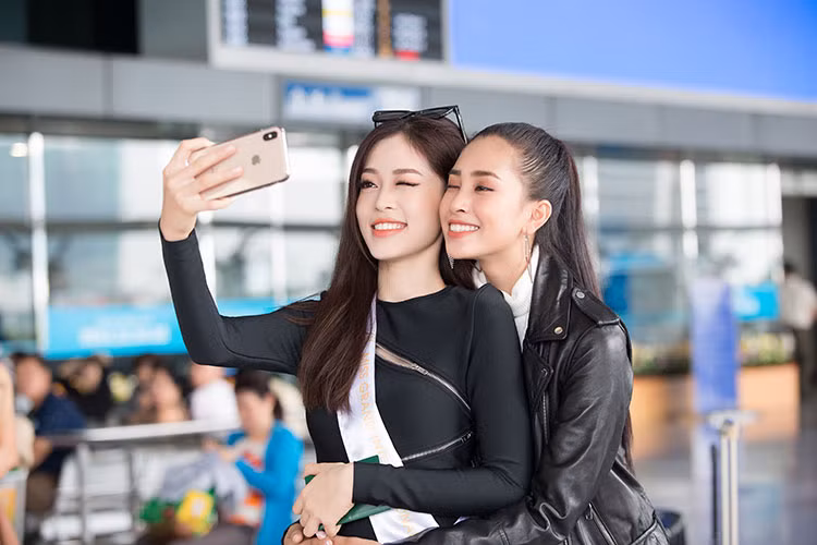 Hai người đẹp thân thiết chụp ảnh cùng nhau.