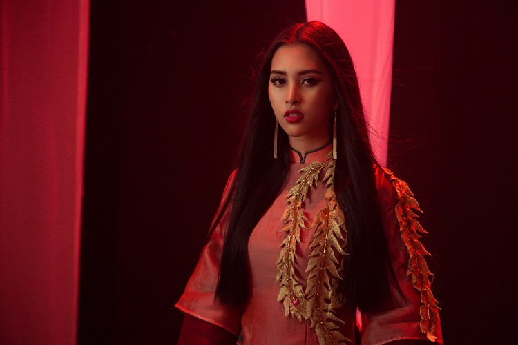 Trong MV, Hoa hậu Tiểu Vy gây ấn tượng với hình ảnh cổ trang, ma mị.