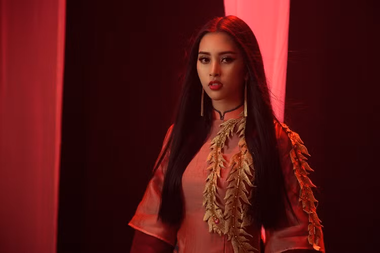 Trong MV, Hoa hậu Tiểu Vy gây ấn tượng với hình ảnh cổ trang, ma mị.