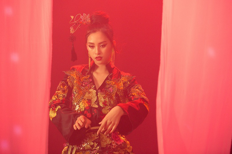 Trần Tiểu Vy đến từ Quảng Nam, cao 1,74 m, sở hữu số đo ba vòng 84-63-90. Người đẹp 10X được nhận xét có gương mặt sắc nét, nụ cười tươi.