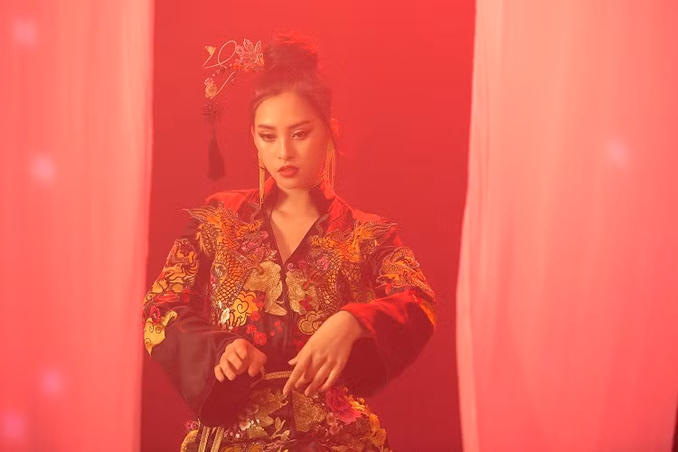 Trần Tiểu Vy đến từ Quảng Nam, cao 1,74 m, sở hữu số đo ba vòng 84-63-90. Người đẹp 10X được nhận xét có gương mặt sắc nét, nụ cười tươi.