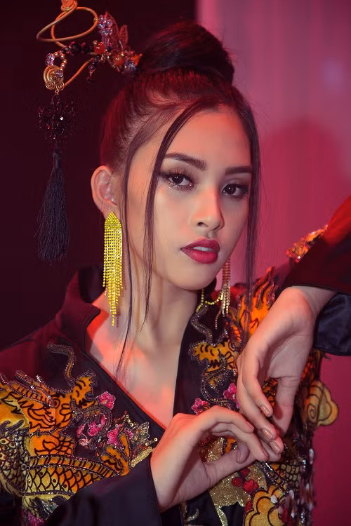 Trước phần thi tài năng, Trần Tiểu Vy cũng mang điệu múa chầu văn, một loại hình nghệ thuật cổ truyền của Việt Nam gắn liền với nghi thức hầu đồng đến với Miss World 2018.