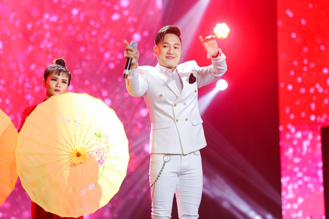 Châu Khải Phong lần đầu xuất hiện trong đêm nhạc toàn sao Hàn. Nam ca sĩ tỏ ra phấn khích khi khán giả trẻ thuộc lòng ca khúc "Ngắm hoa lệ rơi" và hoà giọng hát cùng anh.