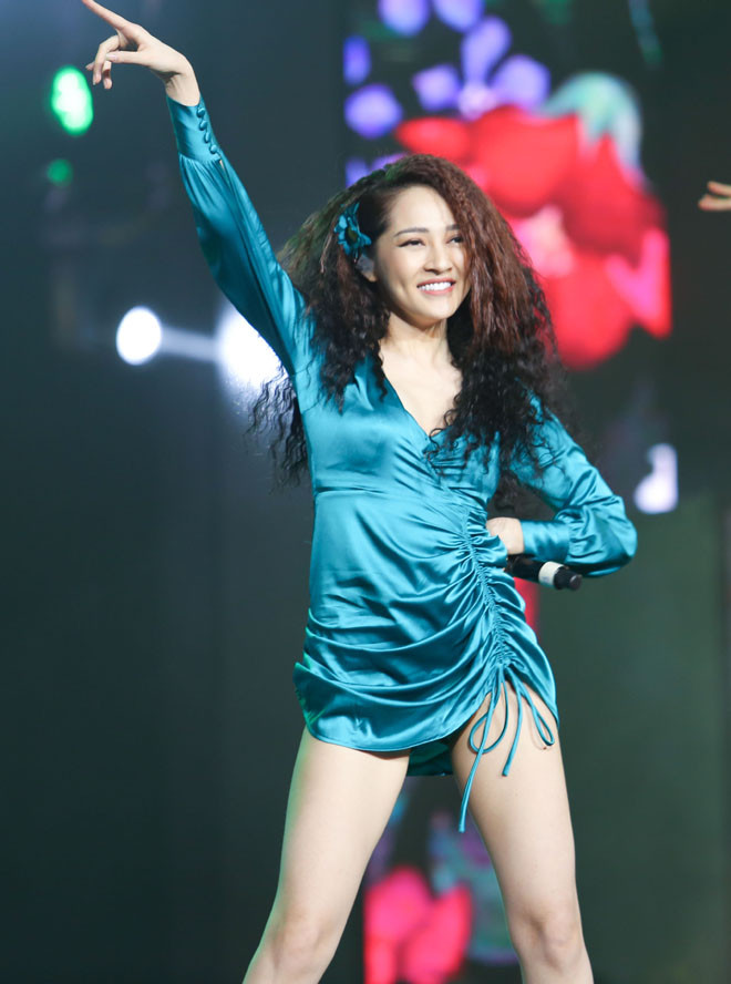 Cô biểu diễn lại bản hit "Sống xa anh chẳng dễ dàng" và ca khúc mới toanh đang gây tranh cãi - "Như lời đồn".