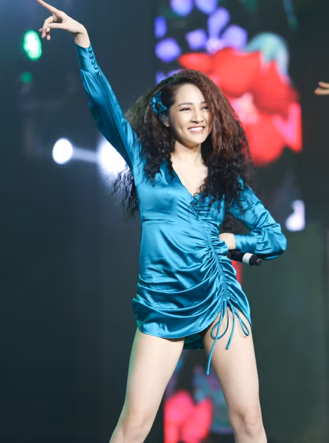 Cô biểu diễn lại bản hit "Sống xa anh chẳng dễ dàng" và ca khúc mới toanh đang gây tranh cãi - "Như lời đồn".