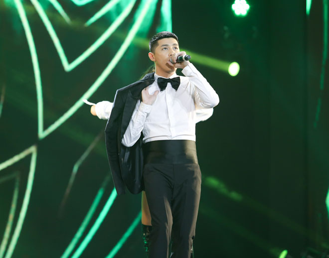 Noo Phước Thịnh tái xuất làng nhạc với quả đầu đinh nam tính. Anh biểu diễn ca khúc "Những kẻ mộng mơ" vừa ra mắt cách đây vài ngày.