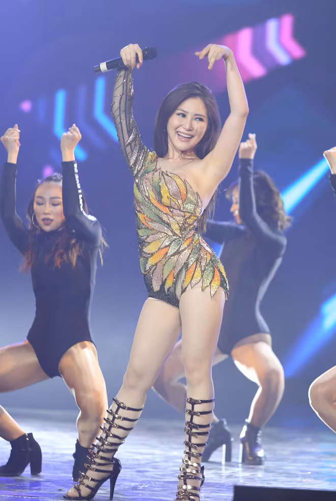 Giọng ca xuất thân từ The Voice mặc sexy, khoe vóc dáng nuột nà khi tiếp tục mang đến các ca khúc sôi động.