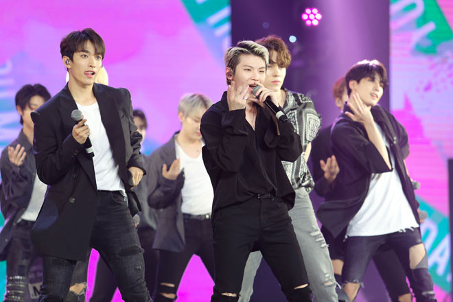 Nhóm biểu diễn liên tiếp ba ca khúc gắn liền tên tuổi là "Oh my", "Don't wanna cry", "Clap" trong sự hò reo, cổ vũ không ngớt từ người hâm mộ Việt Nam.