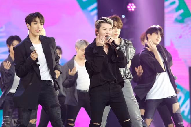 Nhóm biểu diễn liên tiếp ba ca khúc gắn liền tên tuổi là "Oh my", "Don't wanna cry", "Clap" trong sự hò reo, cổ vũ không ngớt từ người hâm mộ Việt Nam.