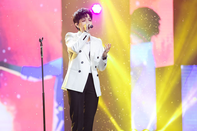 Gil Lê diện vest lịch lãm, biểu diễn ca khúc "Người mình yêu chưa chắc đã yêu mình".