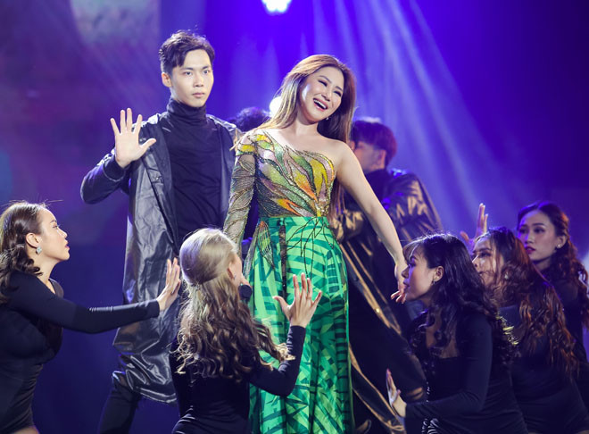 Hương Tràm tiếp lửa chương trình vừa qua với ca khúc "Em gái mưa". Hàng nghìn khán giả đã cùng hò reo và hát theo nữ ca sĩ xuyên suốt bài hát từng làm mưa, làm gió làng nhạc Việt.