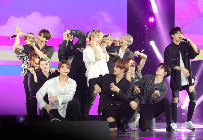 Dàn mỹ nam điển trai đến từ Hàn Quốc - Seventeen khiến cả khán phòng bùng nổ ngay khi xuất hiện.