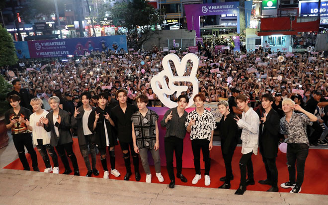 Trước đó, tại buổi ký tặng fan Việt, rất nhiều khán giả trẻ đã chen chúc, chờ đợi Seventeen giữa cái nóng oi bức của Sài Gòn. Các chàng trai vui vẻ chụp ảnh kỷ niệm cùng hàng nghìn khán giả trước khi kết thúc chương trình.