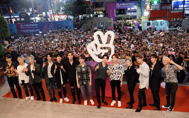 Trước đó, tại buổi ký tặng fan Việt, rất nhiều khán giả trẻ đã chen chúc, chờ đợi Seventeen giữa cái nóng oi bức của Sài Gòn. Các chàng trai vui vẻ chụp ảnh kỷ niệm cùng hàng nghìn khán giả trước khi kết thúc chương trình.