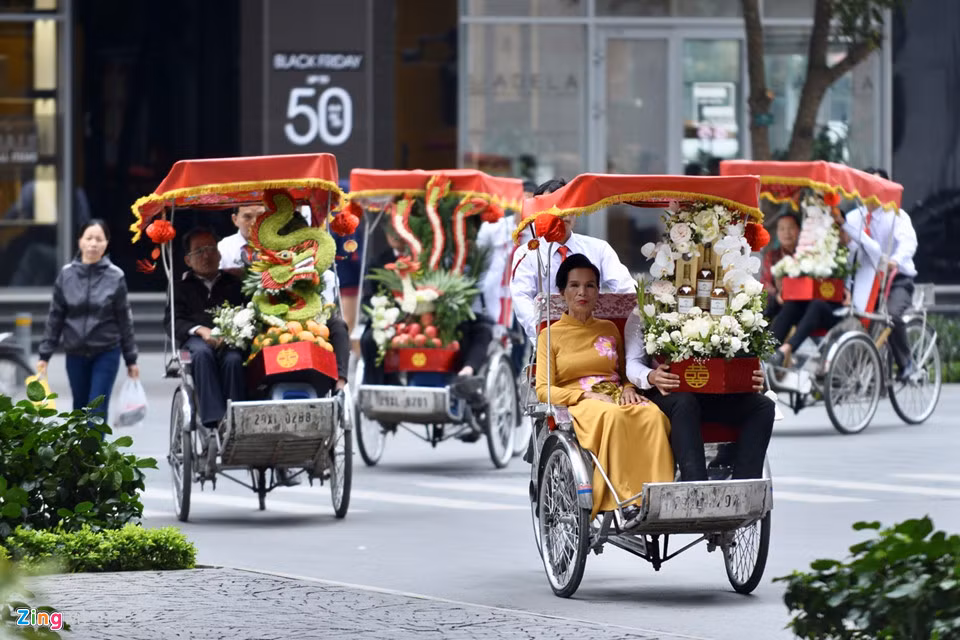 Dàn bê tráp đến nhà gái bằng xích lô.