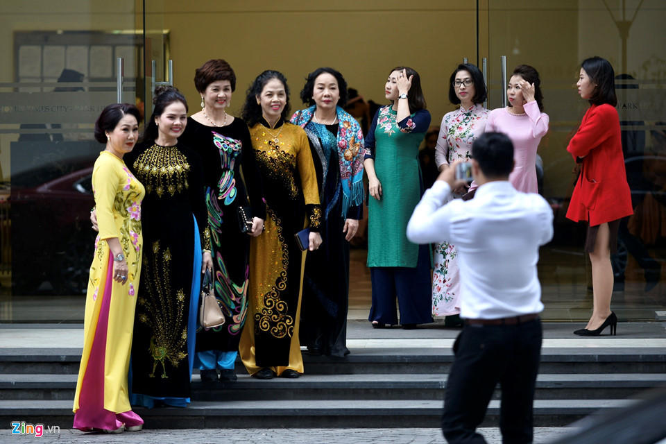 Mẹ cô dâu (áo dài vàng, ngoài cùng bìa trái) cùng người thân chờ nhà trai đến.