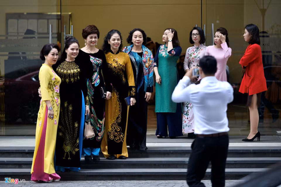 Mẹ cô dâu (áo dài vàng, ngoài cùng bìa trái) cùng người thân chờ nhà trai đến.