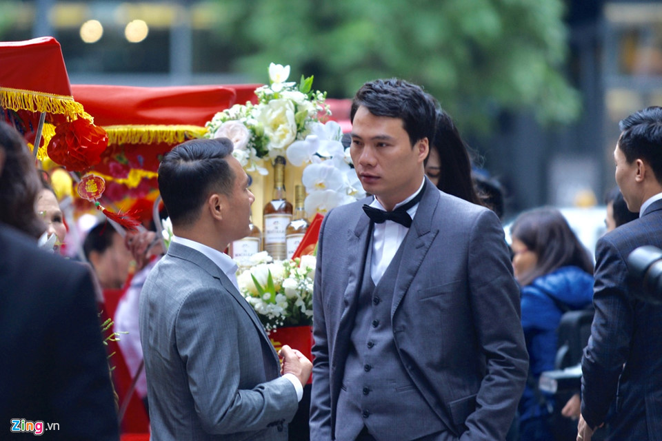 “Nhà bố mẹ anh ở gần nơi vẫn còn đồng lúa. Gia đình anh chào đón tôi. Tôi có vào bếp giúp đỡ một số việc vặt, nhưng anh nhận thấy tôi khá ngượng ngùng khi lần đầu gặp mặt gia đình anh nên đã đạp xe đưa tôi ra cánh đồng để ngắm cảnh. Kỷ niệm đó như một thước phim lãng mạn. Chúng tôi đạp xe trên con đường mà 2 bên là đồng lúa, trong ánh chiều tà. Trước mắt tôi là tấm lưng anh rộng lớn và nam tính. Đó là lúc tôi bắt đầu thích anh”, Á hậu Thanh Tú tâm sự về kỷ niệm giữa cô và bạn trai.