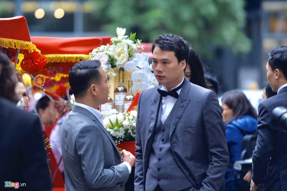 “Nhà bố mẹ anh ở gần nơi vẫn còn đồng lúa. Gia đình anh chào đón tôi. Tôi có vào bếp giúp đỡ một số việc vặt, nhưng anh nhận thấy tôi khá ngượng ngùng khi lần đầu gặp mặt gia đình anh nên đã đạp xe đưa tôi ra cánh đồng để ngắm cảnh. Kỷ niệm đó như một thước phim lãng mạn. Chúng tôi đạp xe trên con đường mà 2 bên là đồng lúa, trong ánh chiều tà. Trước mắt tôi là tấm lưng anh rộng lớn và nam tính. Đó là lúc tôi bắt đầu thích anh”, Á hậu Thanh Tú tâm sự về kỷ niệm giữa cô và bạn trai.