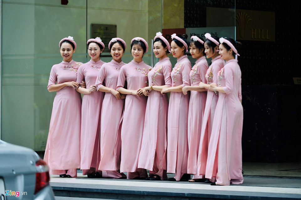 Dàn bê tráp xinh đẹp trong lễ ăn hỏi Á hậu Thanh Tú. Theo Thanh Tú chia sẻ, cô và bạn trai quen nhau cách đây 1 năm. Người yêu cô sinh sống tại Hà Nội, cao 1,82 m và thường được mọi người khen trẻ hơn tuổi. Tâm sự về người yêu, Á hậu cho biết anh là người giản dị, gần gũi.