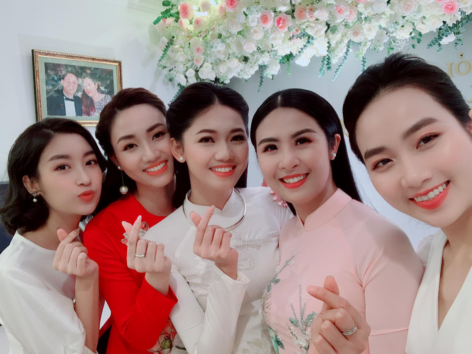 Trong khi chờ nhà trai đến, phía trên nhà Á hậu Thanh Tú rạng rỡ vui đùa bên chị gái và đồng nghiệp thân thiết. Ngô Thanh Thanh Tú sinh năm 1994, đoạt danh hiệu Á hậu 1 tại cuộc thi Hoa hậu Việt Nam 2016. Sắp tới, cô đảm nhận vai trò biên tập viên và MC của VTV24.