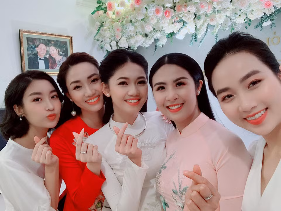 Trong khi chờ nhà trai đến, phía trên nhà Á hậu Thanh Tú rạng rỡ vui đùa bên chị gái và đồng nghiệp thân thiết. Ngô Thanh Thanh Tú sinh năm 1994, đoạt danh hiệu Á hậu 1 tại cuộc thi Hoa hậu Việt Nam 2016. Sắp tới, cô đảm nhận vai trò biên tập viên và MC của VTV24.