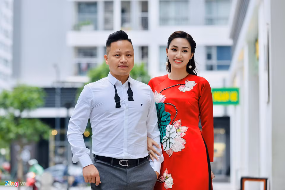 Á hậu Ngô Trà My cùng chồng trong ngày vui của em gái. Ngày cưới của Thanh Tú và chồng U40 sẽ diễn ra vào 2/12, hiện thiệp mời đã được in và chuẩn bị gửi tới người thân, bạn bè của hai bên gia đình. Á hậu được bạn trai cầu hôn cách đây 4 tháng. Cả hai chuẩn bị cho lễ cưới từ cách đây khá lâu và từng tới Pháp chụp ảnh cưới từ 2 tháng trước.