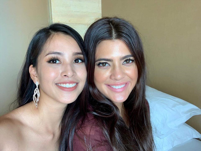 Hoa hậu Tiểu Vy ở chung phòng với đại diện Philippines - Katarina Rodriguez, cũng là thí sinh đang được đánh giá cao nhất. Katarina không phải gương mặt mới trong lĩnh vực sắc đẹp vì từng tham gia Miss Intercontinental (Hoa hậu Liên lục địa) 2017 và giành giải á hậu 1. Cô còn được biết đến là top 3 Asia's Next Top Model mùa hai.