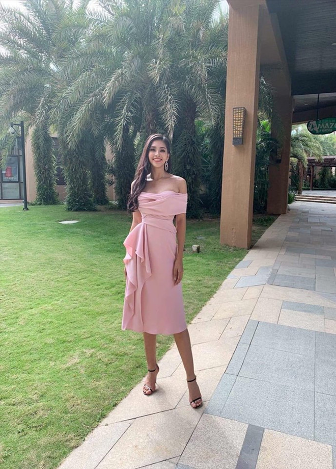 Trong hai ngày đầu tiên, Trần Tiểu Vy chọn hai bộ đầm phong cách nữ tính, tạo điểm nhấn ở eo. Đặc biệt, bộ đầm đỏ còn kiểu dáng ôm sát, xẻ cao gợi cảm, khác hẳn hình ảnh trước đây của hoa hậu 18 tuổi.