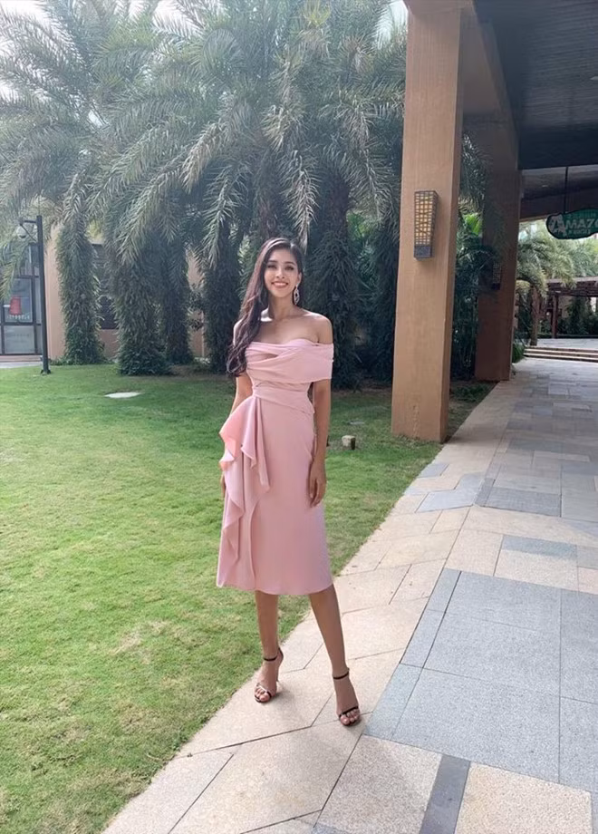 Trong hai ngày đầu tiên, Trần Tiểu Vy chọn hai bộ đầm phong cách nữ tính, tạo điểm nhấn ở eo. Đặc biệt, bộ đầm đỏ còn kiểu dáng ôm sát, xẻ cao gợi cảm, khác hẳn hình ảnh trước đây của hoa hậu 18 tuổi.