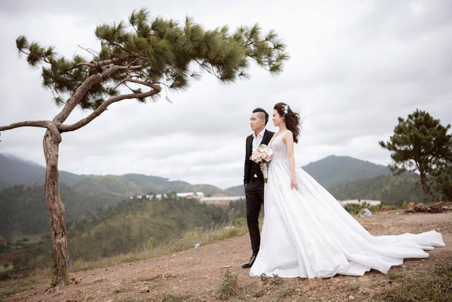 Cô từng trải qua một lần hôn nhân với ca sỹ Akio Lee.