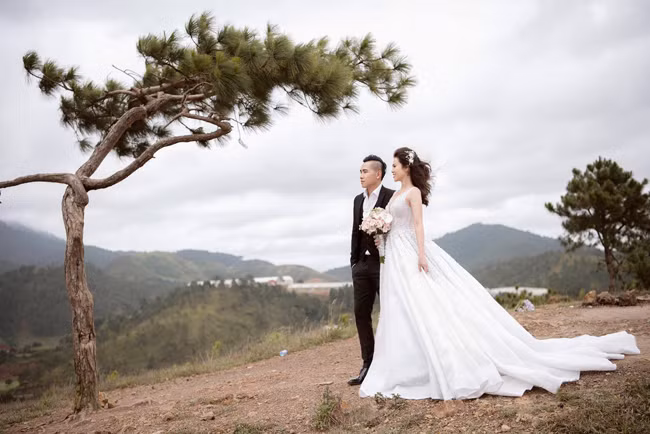 Cô từng trải qua một lần hôn nhân với ca sỹ Akio Lee.