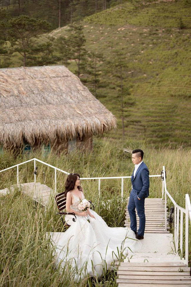 Ngọc Bích tiết lộ, đây đều là những mẫu váy được chị đặt riêng từ một nhà thiết kế nổi tiếng và tổng giá trị của váy khoảng 200 triệu đồng, đã bao gồm giảm giá vì là người thân quen.