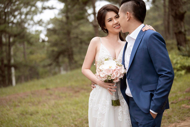 Những thiết kế gợi cảm giúp cô dâu khoe trọn làn da trắng mịn cùng tấm lưng ngọc ngà. 