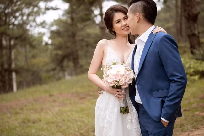 Những thiết kế gợi cảm giúp cô dâu khoe trọn làn da trắng mịn cùng tấm lưng ngọc ngà. 