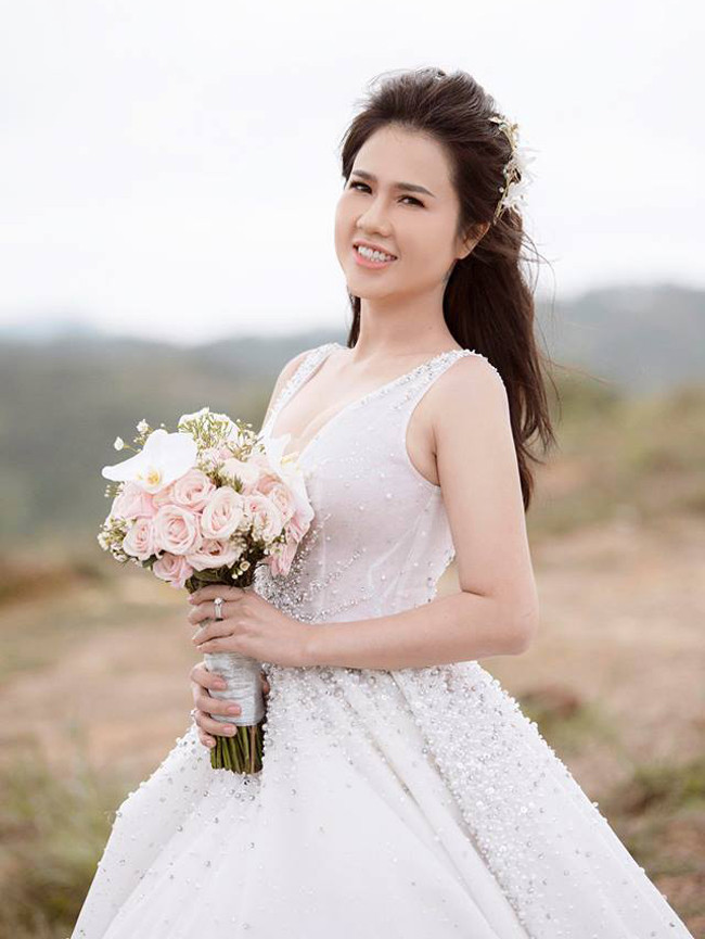 Cô dâu diện hai chiếc váy cưới để chụp hình đều rất lộng lẫy và gợi cảm. Ngọc Bích cho biết, ngoài hai chiếc váy xuất hiện trong bộ ảnh cưới, trong ngày hôn lễ ở Nha Trang sắp tới, chị sẽ diện một chiếc váy khác đặc biệt hơn.