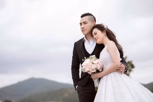 Cựu thành viên nhóm nhạc Vboys xúc động viết: "Đây la tất cả tinh cảm của hai ta dành cho nhau đến ngày hôm nay và mãi mãi. Còn vài ngày nữa la giờ phút thiêng liêng ấy đã đến, đang rất mong chờ va hồi hộp lắm đây".