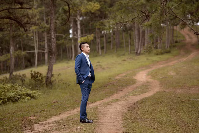 Chia sẻ về bộ ảnh cưới, Tiêu Quang cho hay vợ chồng anh đã ra Đà Lạt để thực hiện vì yêu thích khung cảnh mộng mơ ở thành phố này.