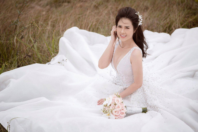 Theo tìm hiểu của chúng tôi, vợ sắp cưới của Tiêu Quang là Ngọc Bích, chị gái Ngọc Trinh.