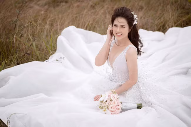 Theo tìm hiểu của chúng tôi, vợ sắp cưới của Tiêu Quang là Ngọc Bích, chị gái Ngọc Trinh.