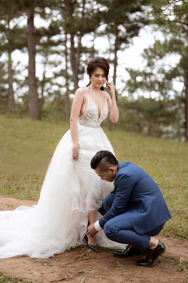 Bên cạnh đó, nam ca sỹ cũng úp mở: "Và 1 món quà đặc biệt a dành riêng cho e vào ngày hôm ấy... Hãy Chờ nhé".