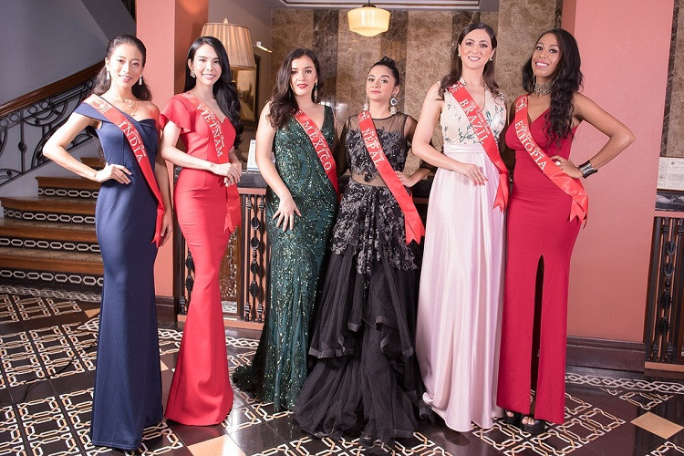 Huỳnh Vy đọ sắc cùng dàn thí sinh Miss Tourism Queen Worldwide 2018.