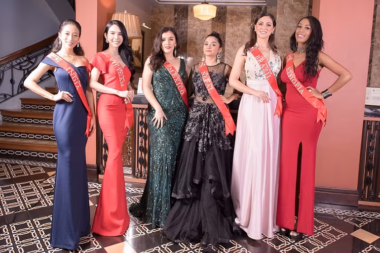 Huỳnh Vy đọ sắc cùng dàn thí sinh Miss Tourism Queen Worldwide 2018.
