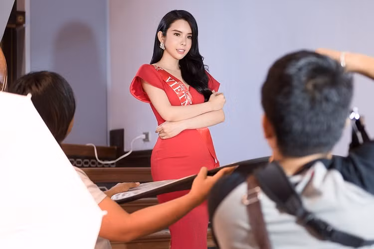 Huỳnh Vy trong phần chụp ảnh chân dung tại cuộc thi.