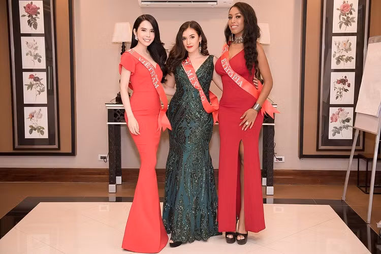 Huỳnh Vy cao 1m70, nặng 49kg, sở hữu số đo 3 vòng lần lượt là 86-58-100. Người đẹp gốc Đồng Tháp từng gây chú ý khi đoạt giải Á khôi 1 tại cuộc thi Hoa khôi Người đẹp tỏa sáng 2016.