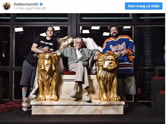 Không chỉ sắm vai khách mời trong MCU, Stan Lee thực tế còn xuất hiện ở một số tác phẩm điện ảnh Hollywood khác. Trong đó có thể kể tới Mallrats (1995) của Kevin Smith. Khi biết tin, nhà làm phim đã viết một thông điệp rất dài dành cho Stan Lee, trong đó có lời cảm ơn khi Stan Lee “đã giúp tôi nhận ra điều đơn giản rằng làm anh hùng tốt hơn là kẻ xấu”.