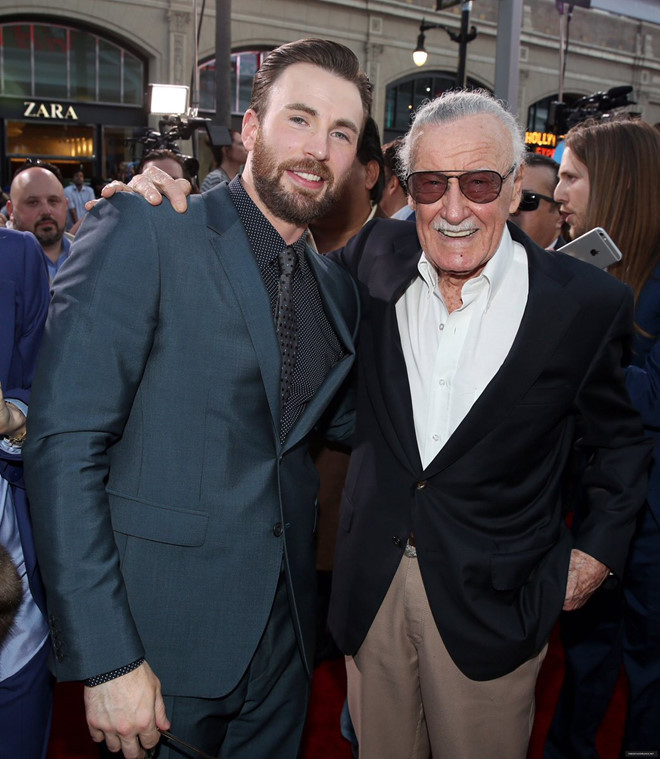 Chris Evans - người sắm vai Captain America ở MCU - cũng lập tức lên tiếng chia sẻ: “Sẽ không thể có một Stan Lee thứ hai. Suốt nhiều thập kỷ, ông ấy đã đem đến cho cả người lớn lẫn trẻ nhỏ những cuộc phiêu lưu, sự giải thoát, cảm giác thoải mái, sự tự tin, cảm hứng, sức mạnh, tình bạn và niềm vui. Ông đã để lại dấu ấn không thể phai nhòa đối với hàng triệu con người”.