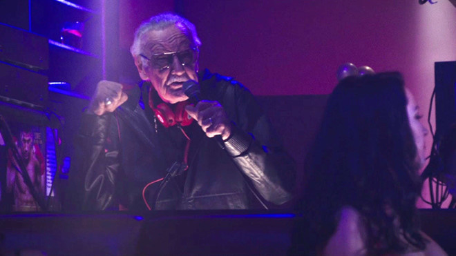 Cũng trong dòng phim siêu anh hùng nhưng nằm ngoài MCU, “Deadpool” Ryan Reynolds là ngôi sao lên tiếng từ sớm. Anh viết: “Chúc ông yên nghỉ, Stan. Cảm ơn vì tất cả”. Hình ảnh kèm theo thông điệp là màn cameo của “ông trùm” Marvel - Stan Lee với vai DJ trong hộp đêm thoát y ở bộ phim Deadpool (2016).